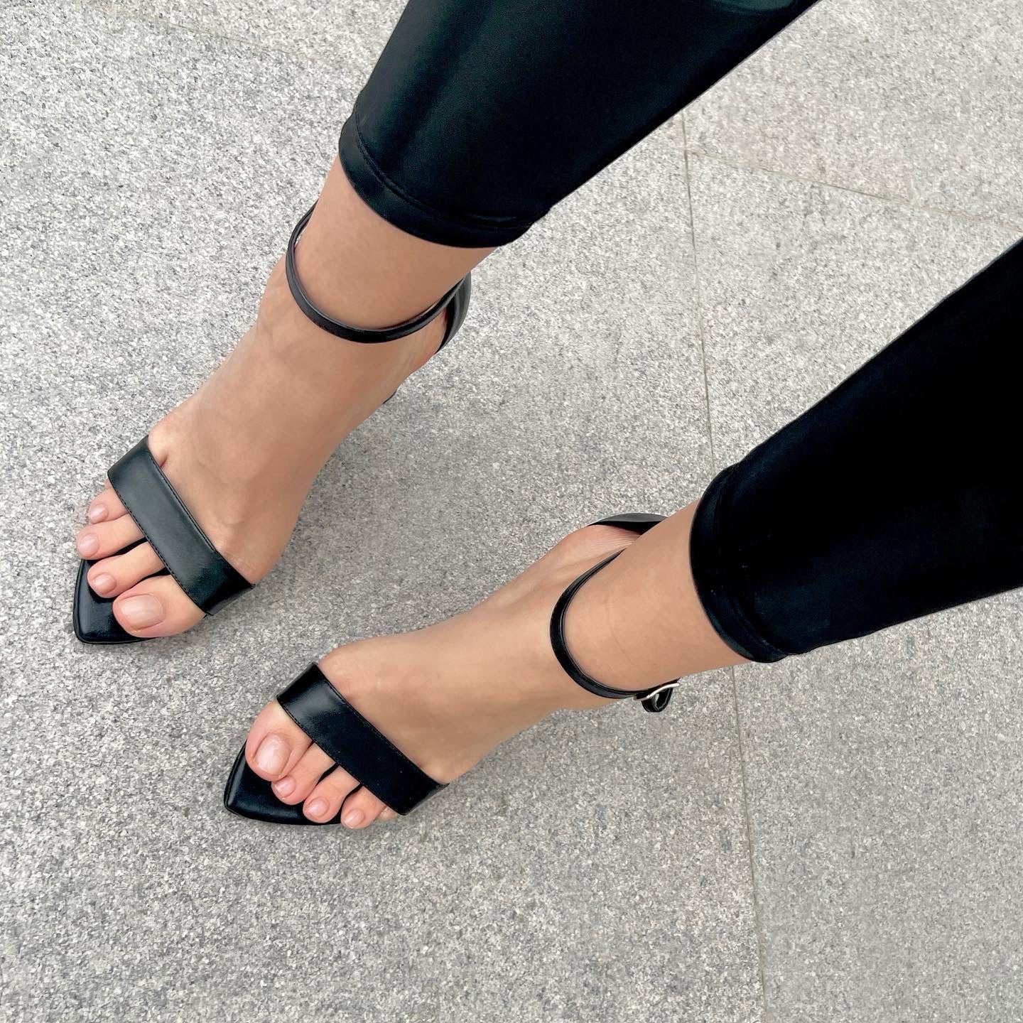 Sandalia negro puntal